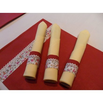 Vanilia sárga textil szalvéta, bordó virágmintás gyűrűvel és tányér alátéttel