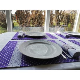   Tányéralátét lila fehérszalvétával és csipkés szalvéta gyürűvel