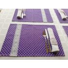 Tányéralátét lila fehérszalvétával és csipkés szalvéta gyürűvel