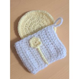   Bögre pulcsi alátéttel  ( bögre nélkül) fehér virágos