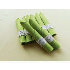 Zöld pötyi szalvéta, csipke gyürűvel